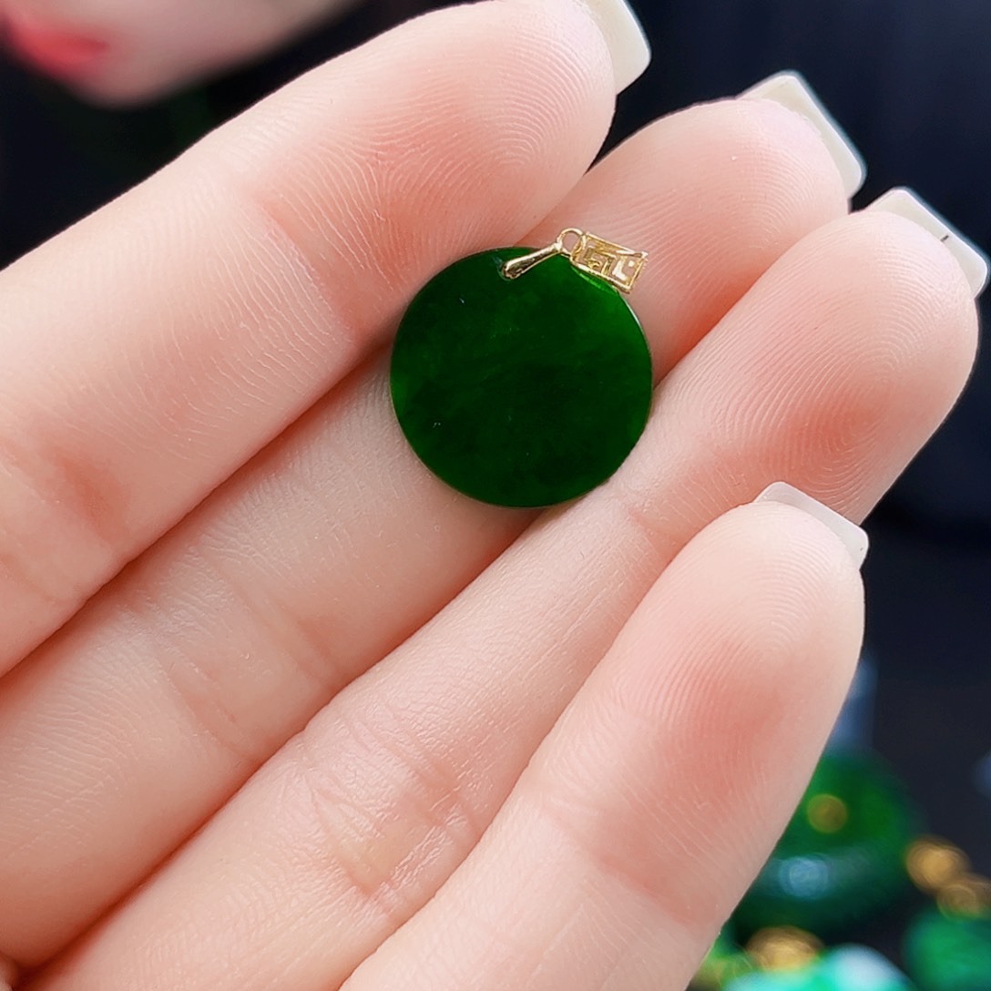 颈饰18K金镶嵌翡翠多样性