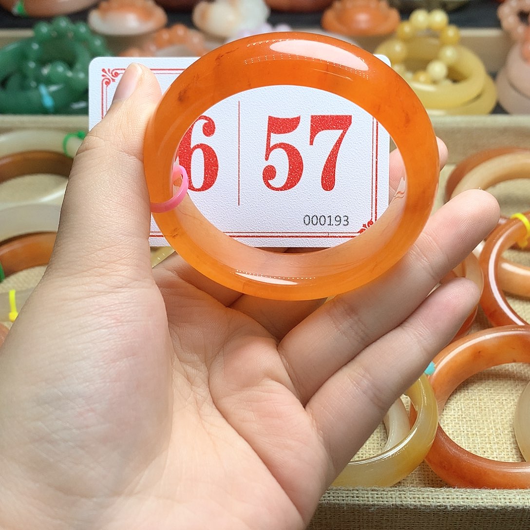 未镶嵌石英质玉（黄龙玉）手镯