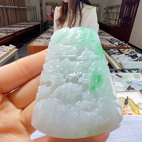 翡翠未镶嵌颈饰一个