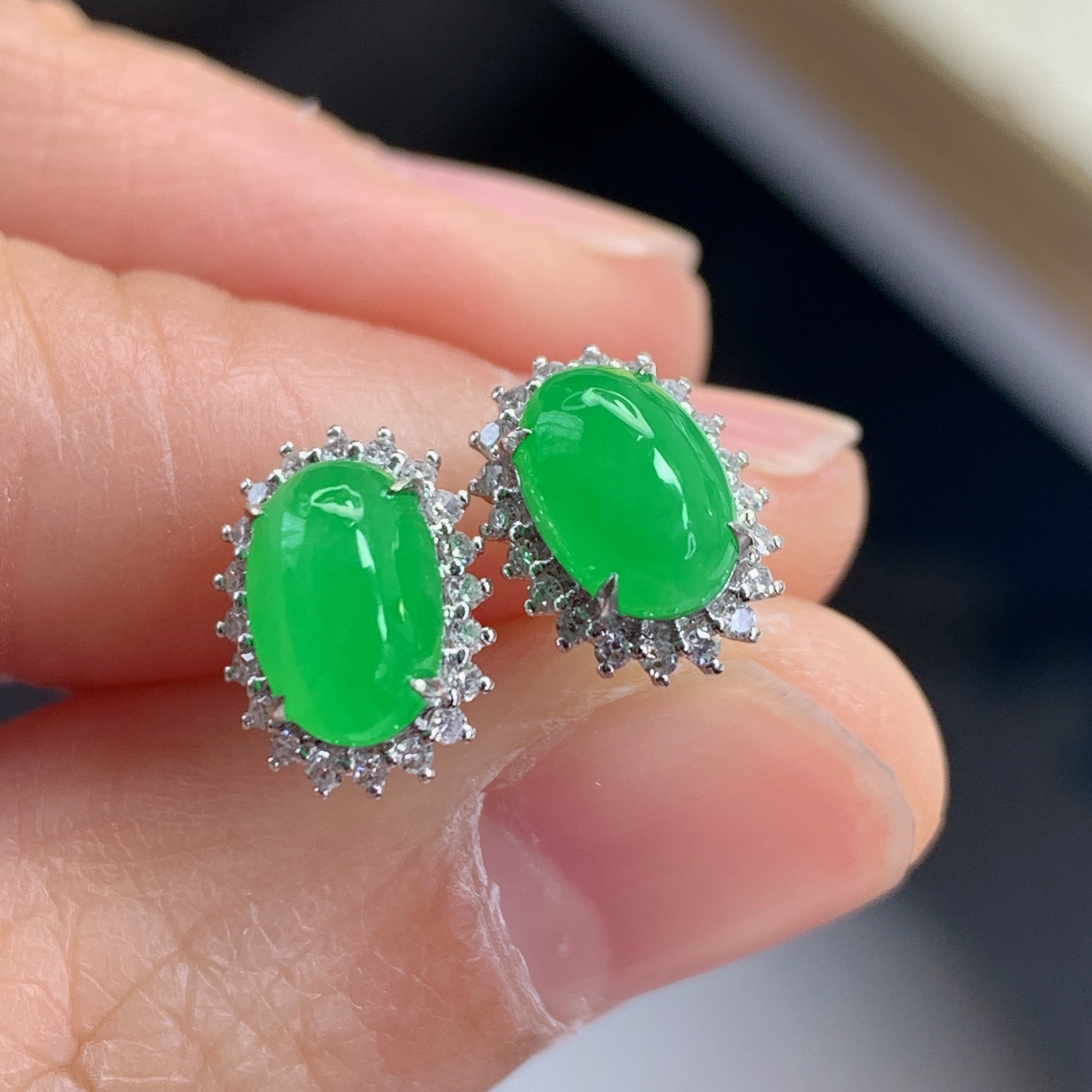  天然缅甸A货翡翠阳绿蛋面镶18k金伴钻女款耳钉7.1*4.6*3mm