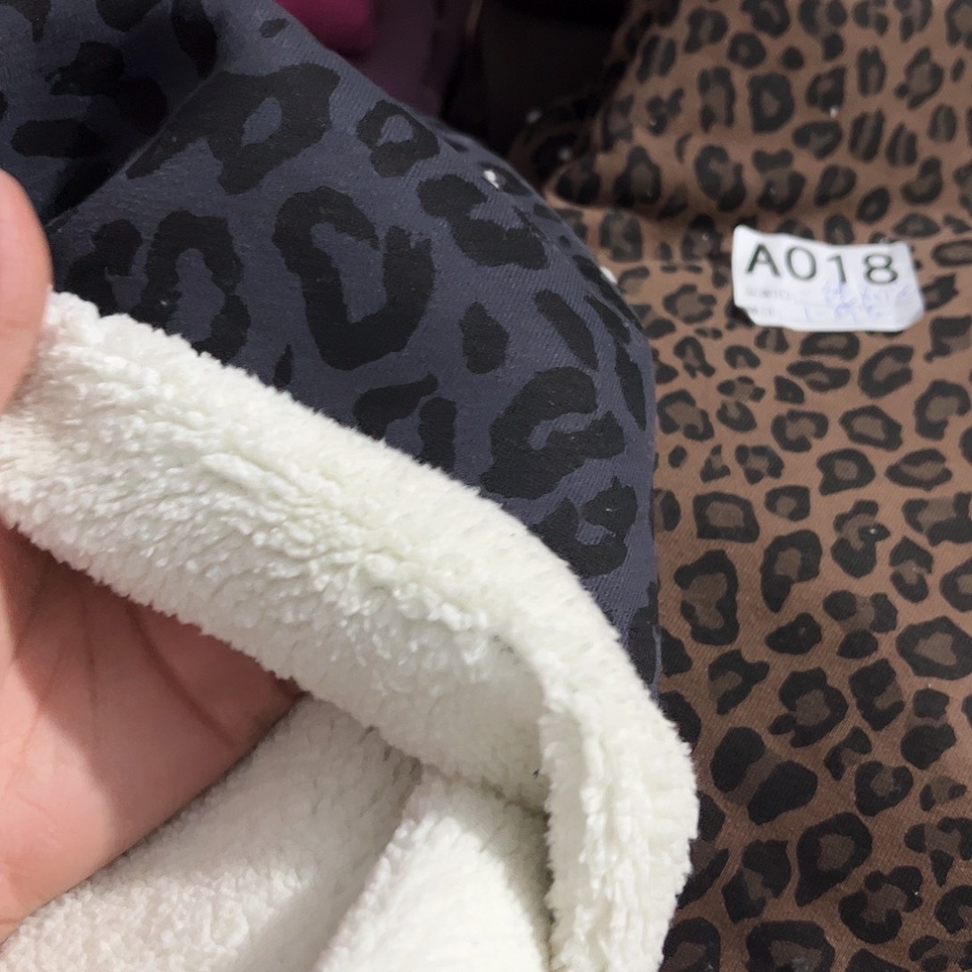 蓉***蓉豹纹灰蓝色底1.3米长带螺纹