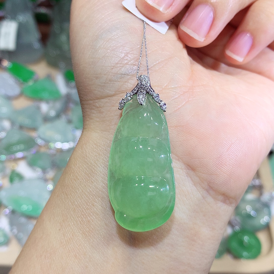 翡翠18K金镶嵌颈饰豆子