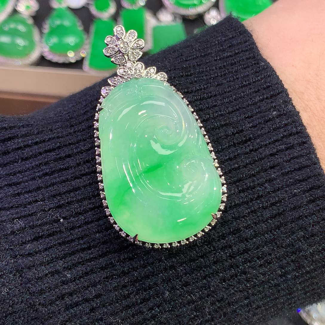 翡翠18K金镶嵌吊坠(赠链)