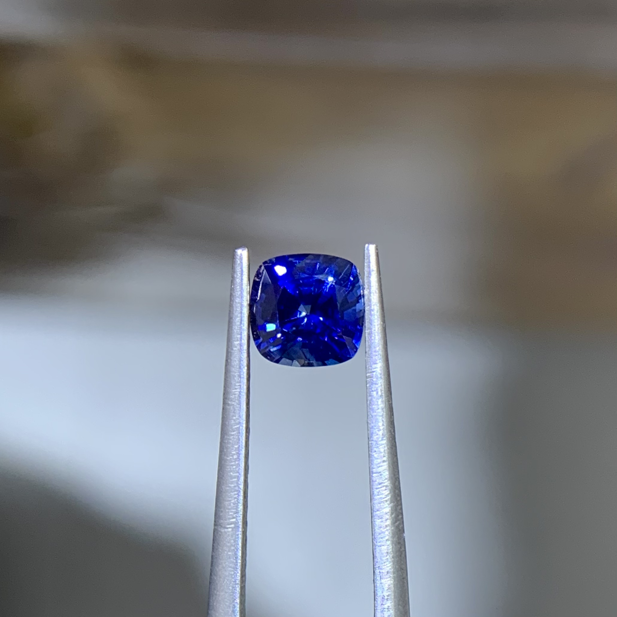 天然无烧皇家蓝蓝宝石裸石0.85克拉5.3*5.3mm 颜色浓郁