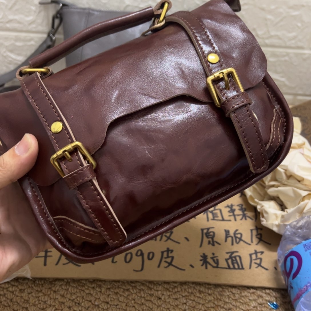 啡色。头层牛皮真皮包包