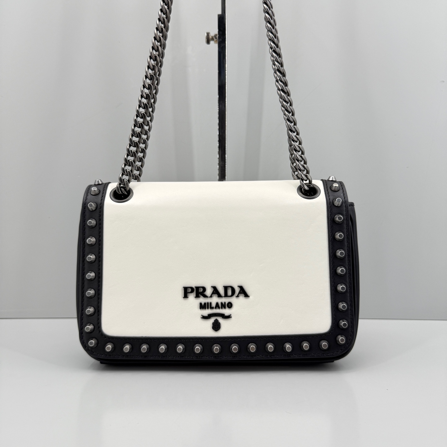 95新 Prada/普拉达 优选/熊猫拼色铆钉链条包白标256/23x16x5