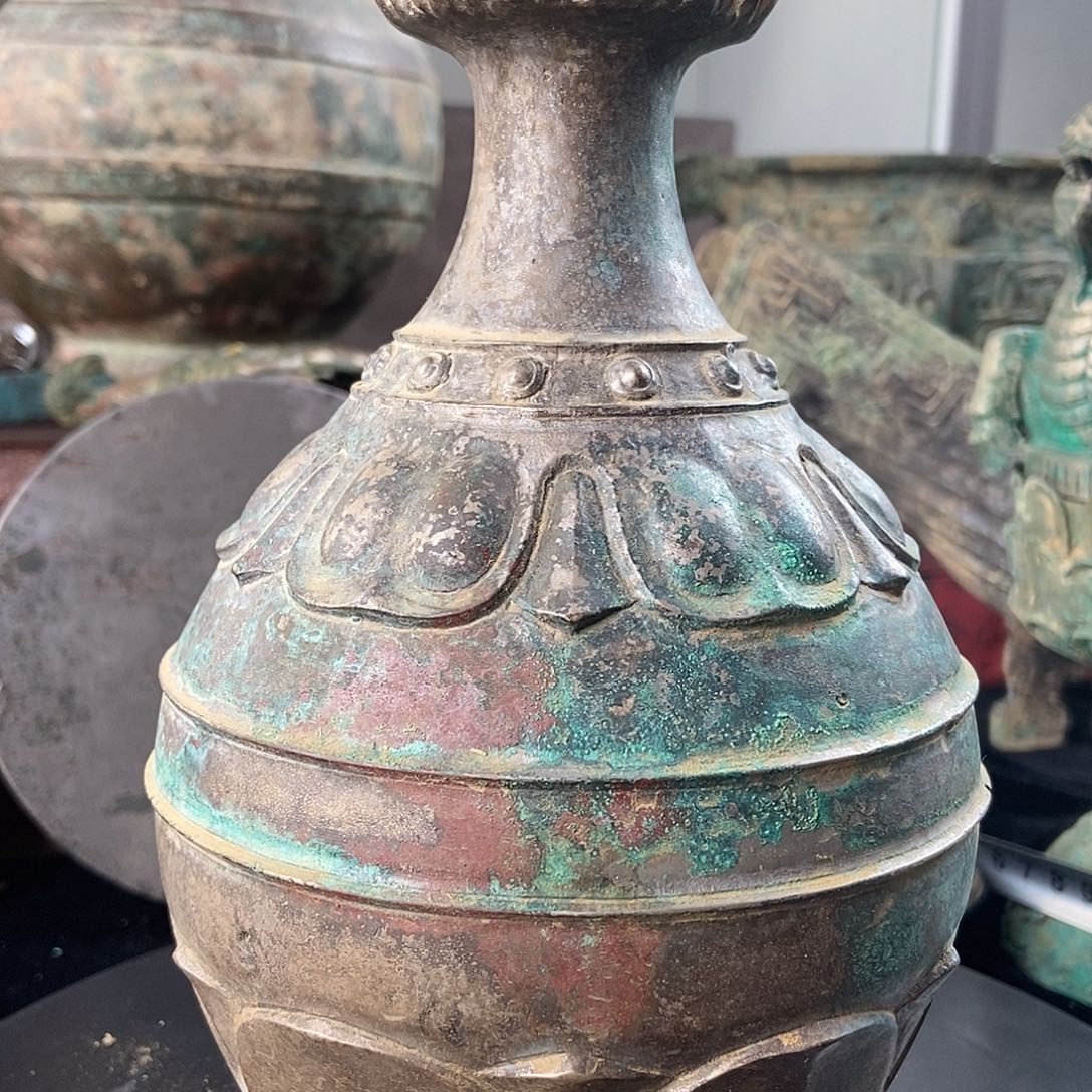 青铜铸青铜莲花瓶