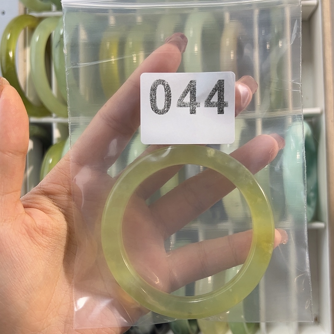 橘***吃蛇纹石玉未镶嵌手镯