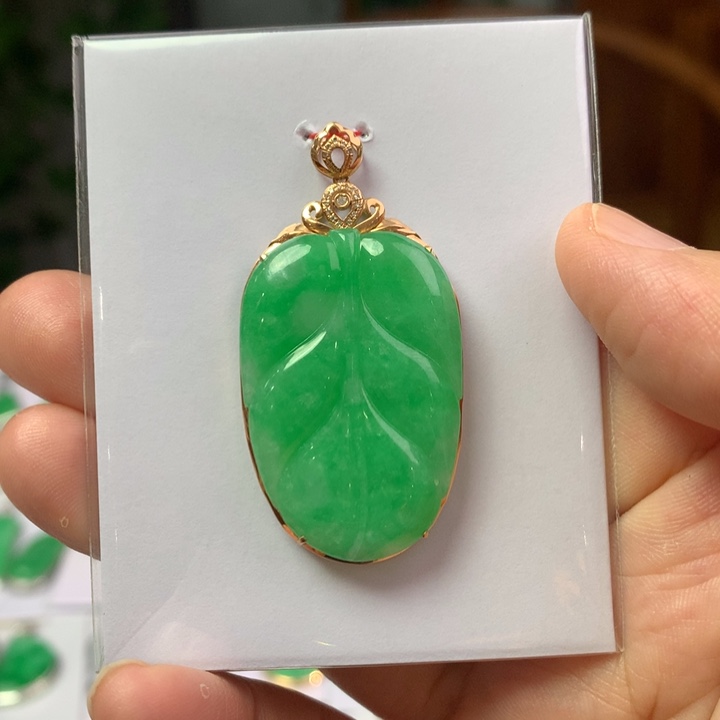 翡翠18K金镶嵌颈饰翡翠吊坠