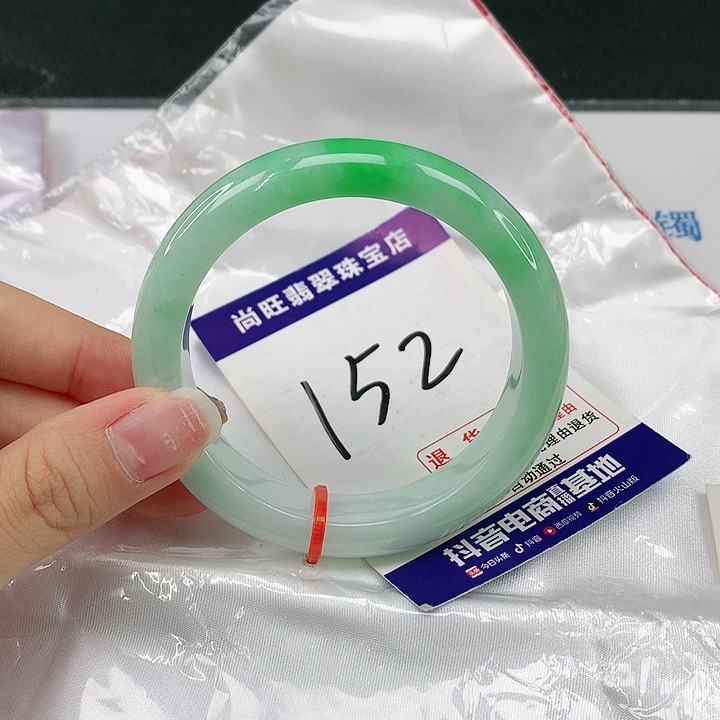 翡翠手镯未镶嵌翡翠