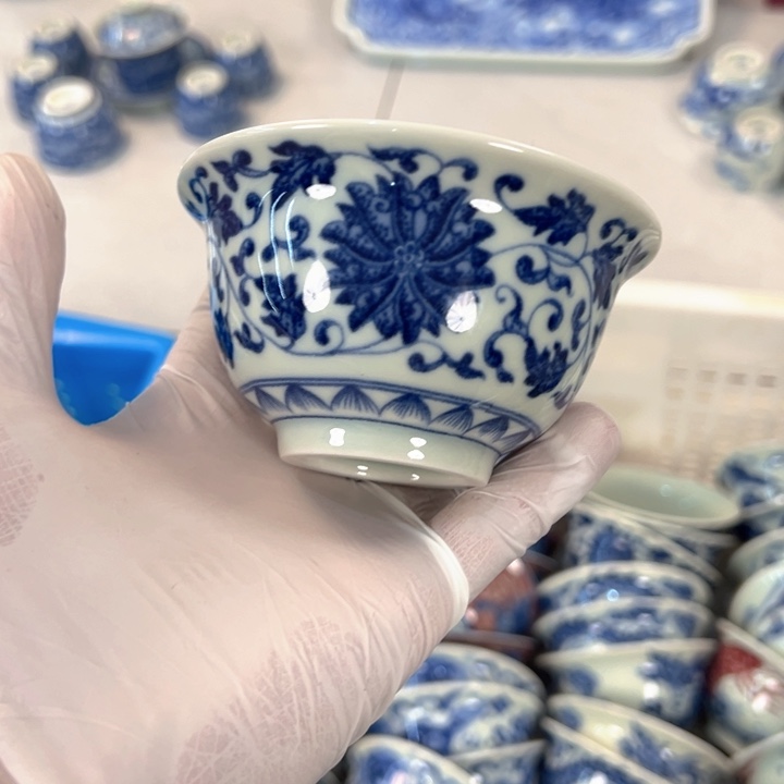 瓷片白青花缠枝莲压手杯全品