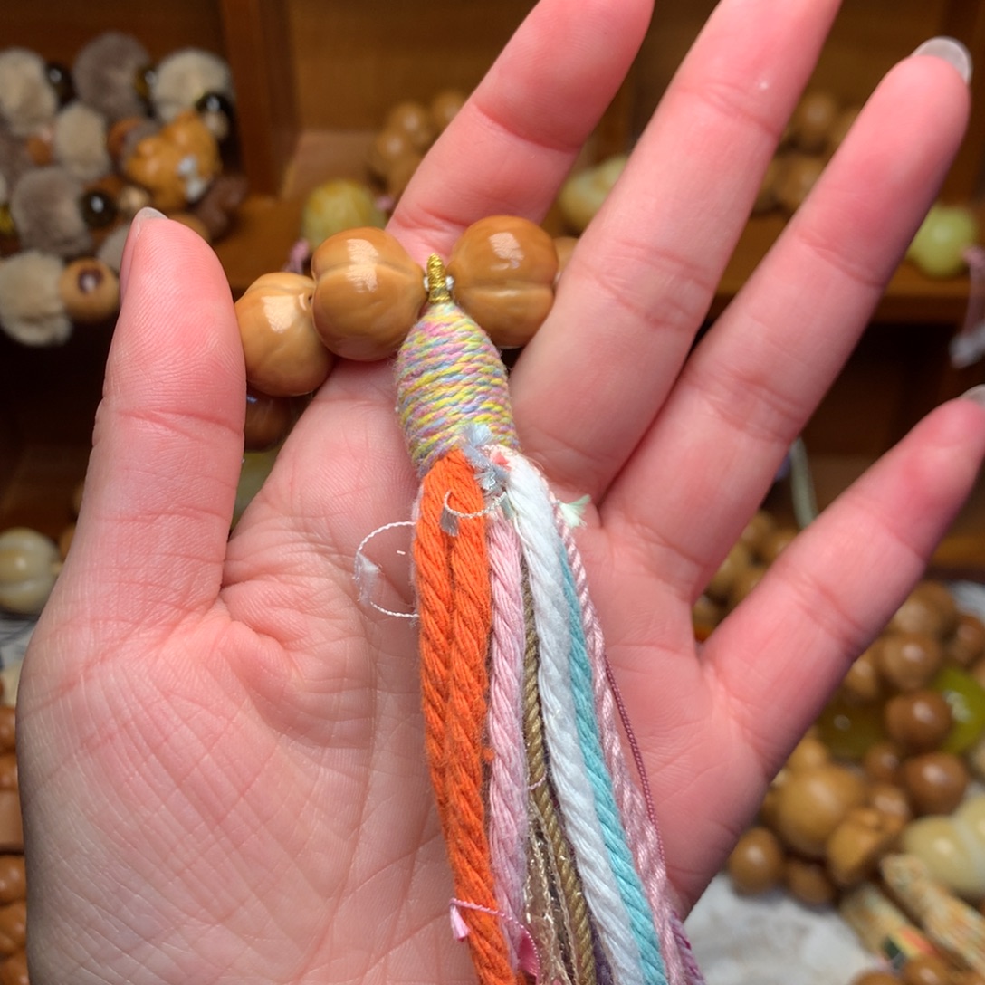 兜***糖吊坠猴头核桃粉流苏