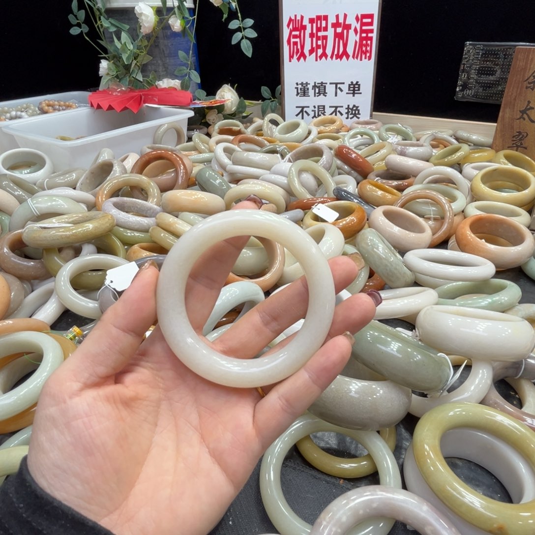 石英质玉手镯（圆镯）未镶嵌微**甜