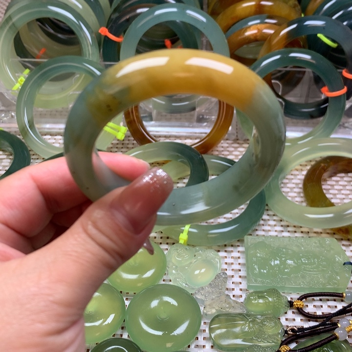 蛇纹石玉手镯53圈口微瑕未镶嵌