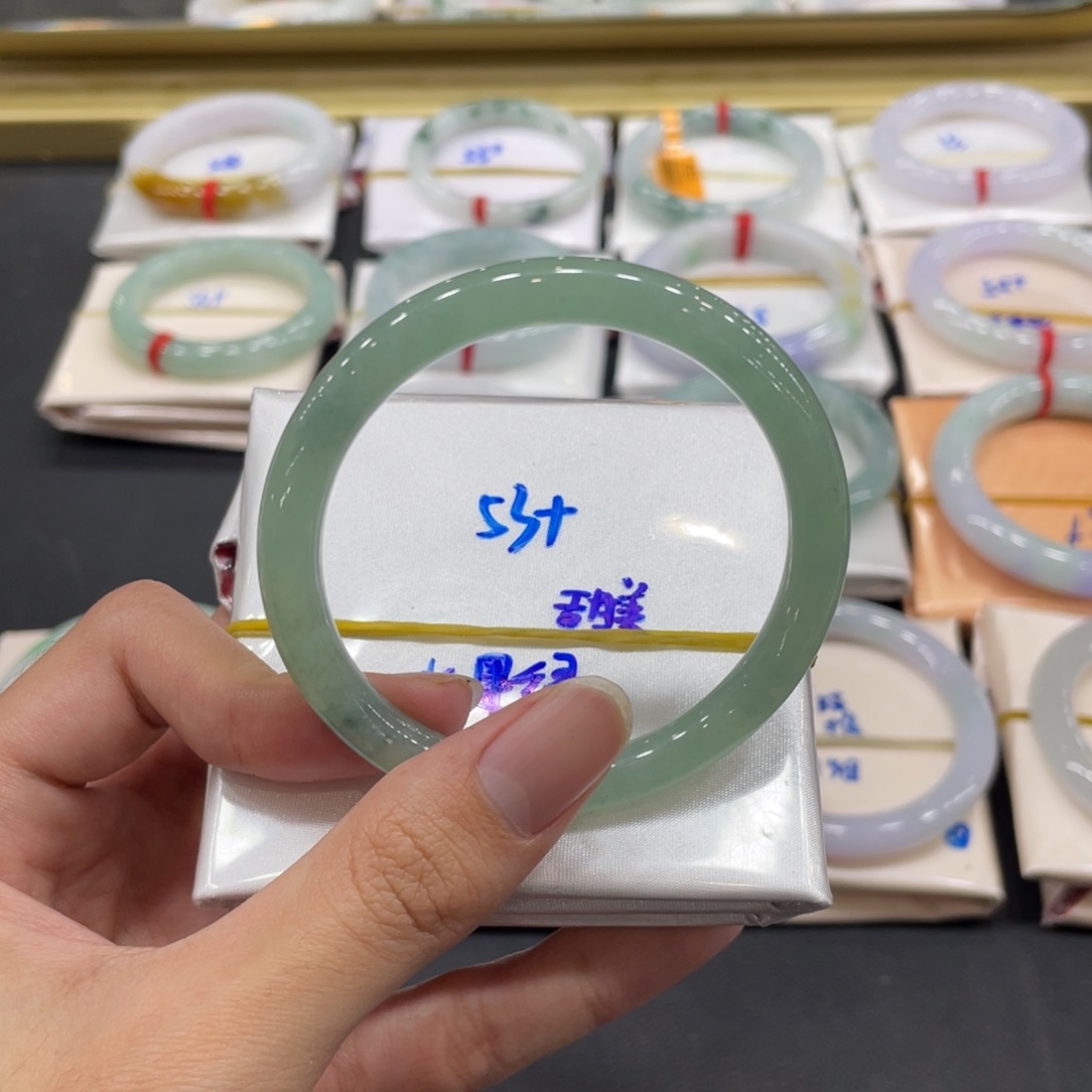 翡翠手镯未镶嵌翡翠手镯