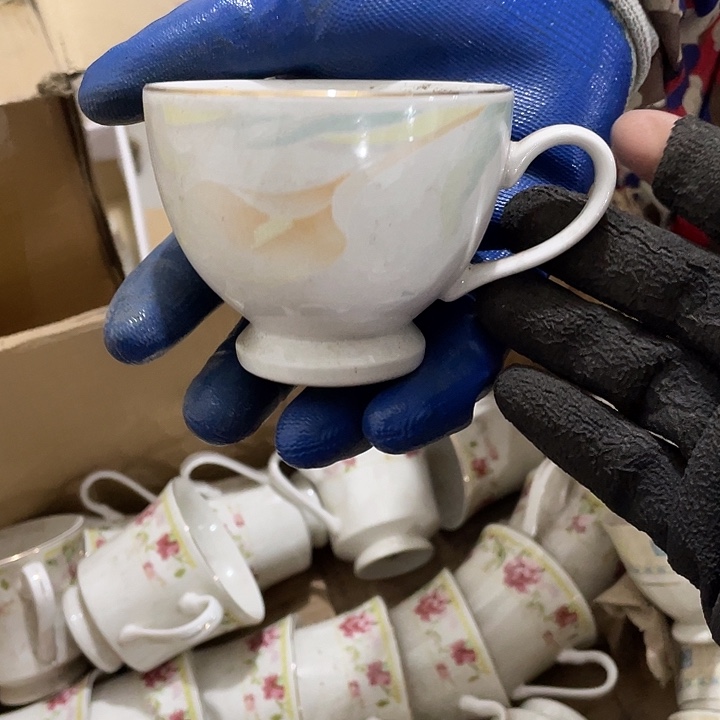 瓷片马蹄莲茶杯一个