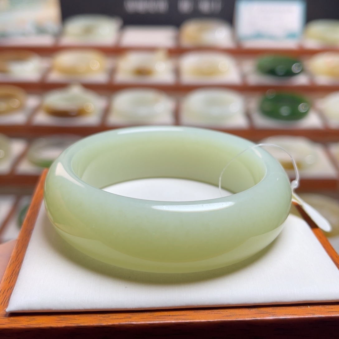 【闪购商品】未镶嵌手镯和田玉绯****主