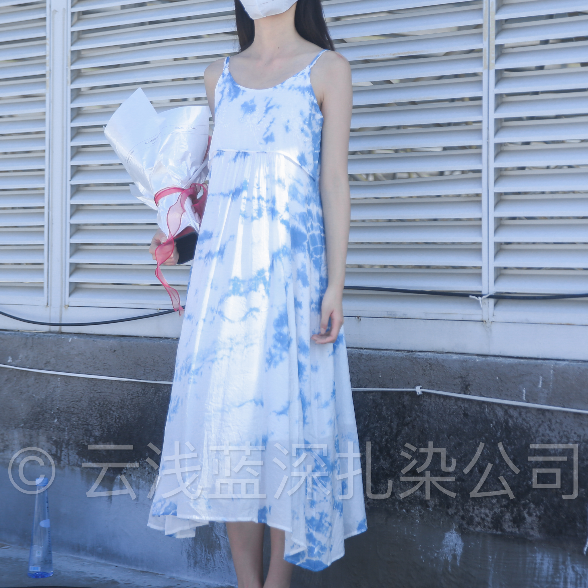 云浅蓝深 扎染白鹿同款刺绣吊带裙