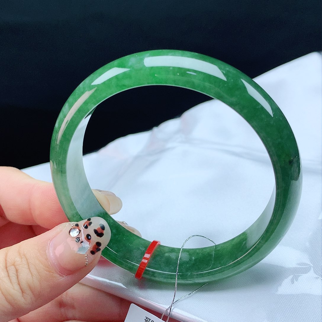 翡翠手镯未镶嵌55圈