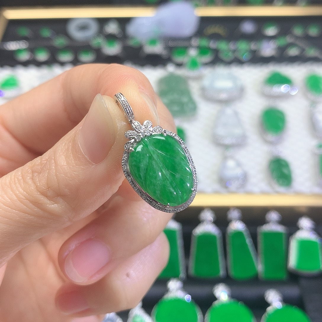 颈饰18K金镶嵌翡翠，吊坠