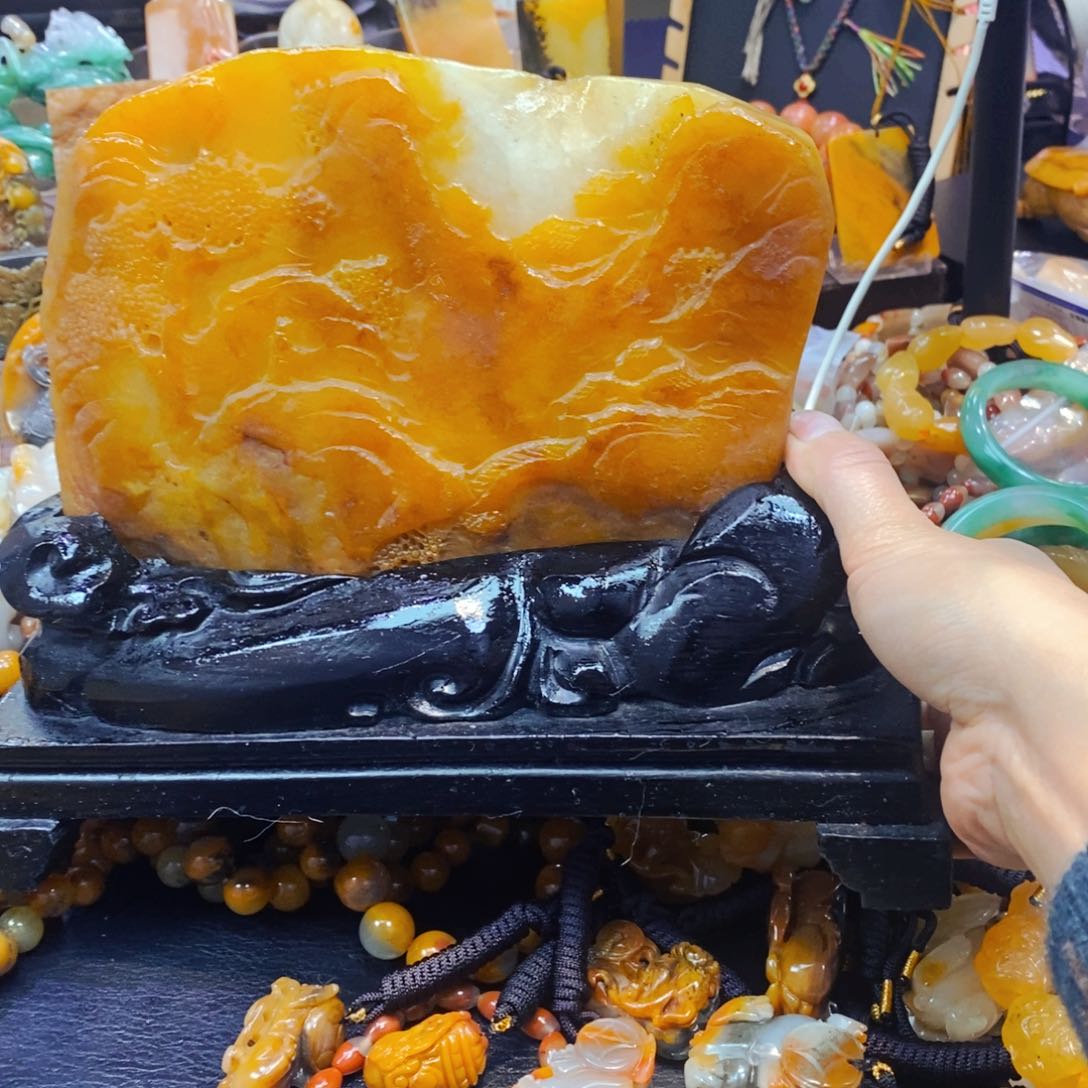 未镶嵌石英质玉（黄龙玉）颈饰