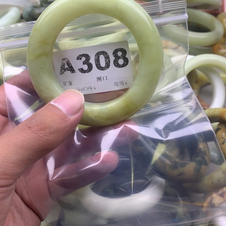 唯***豁未镶嵌蛇纹石玉手镯