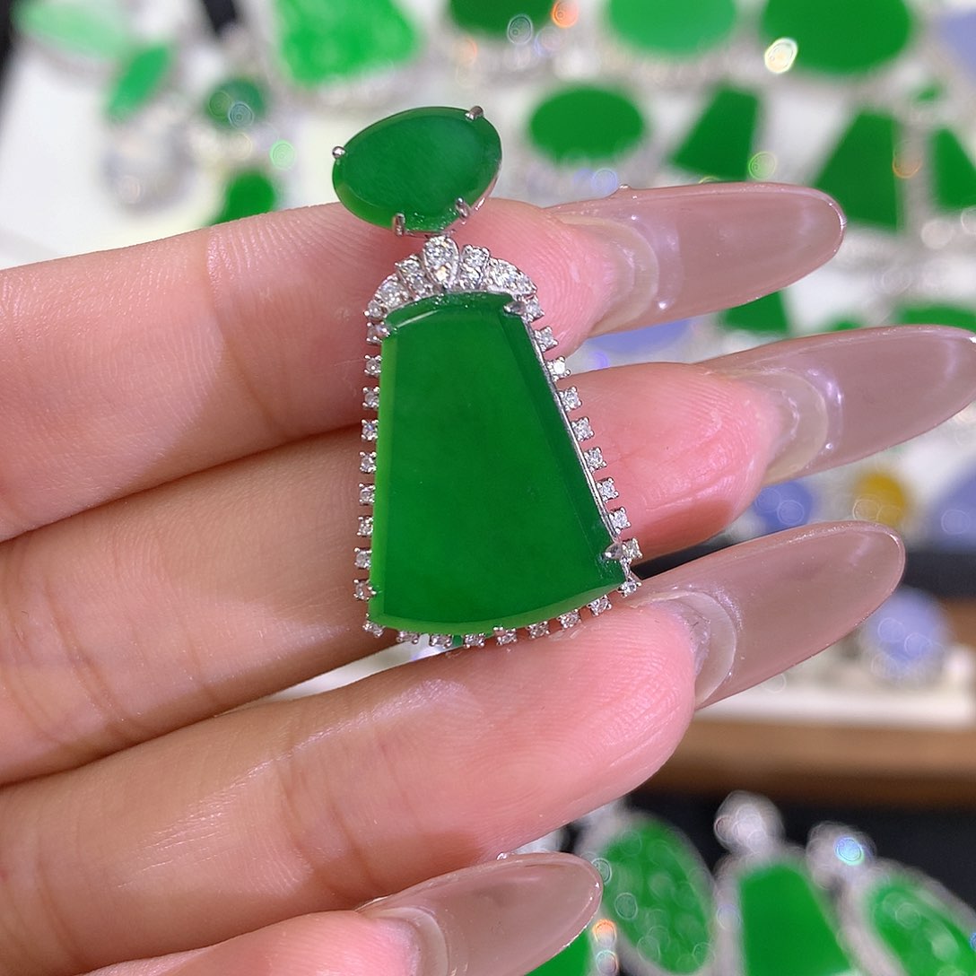 翡翠颈饰18K金镶嵌L**?1111111111