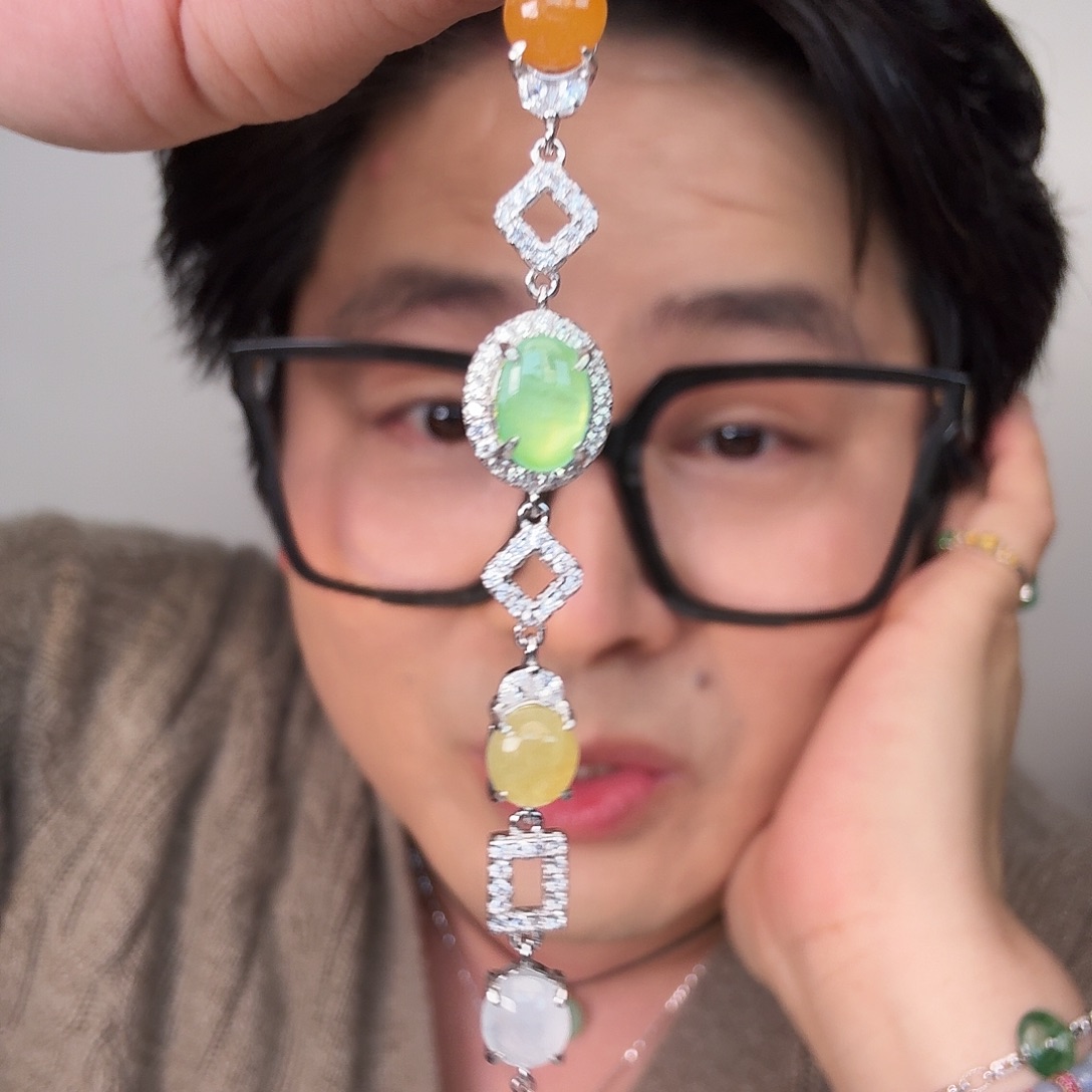 翡翠未镶嵌颈饰一件