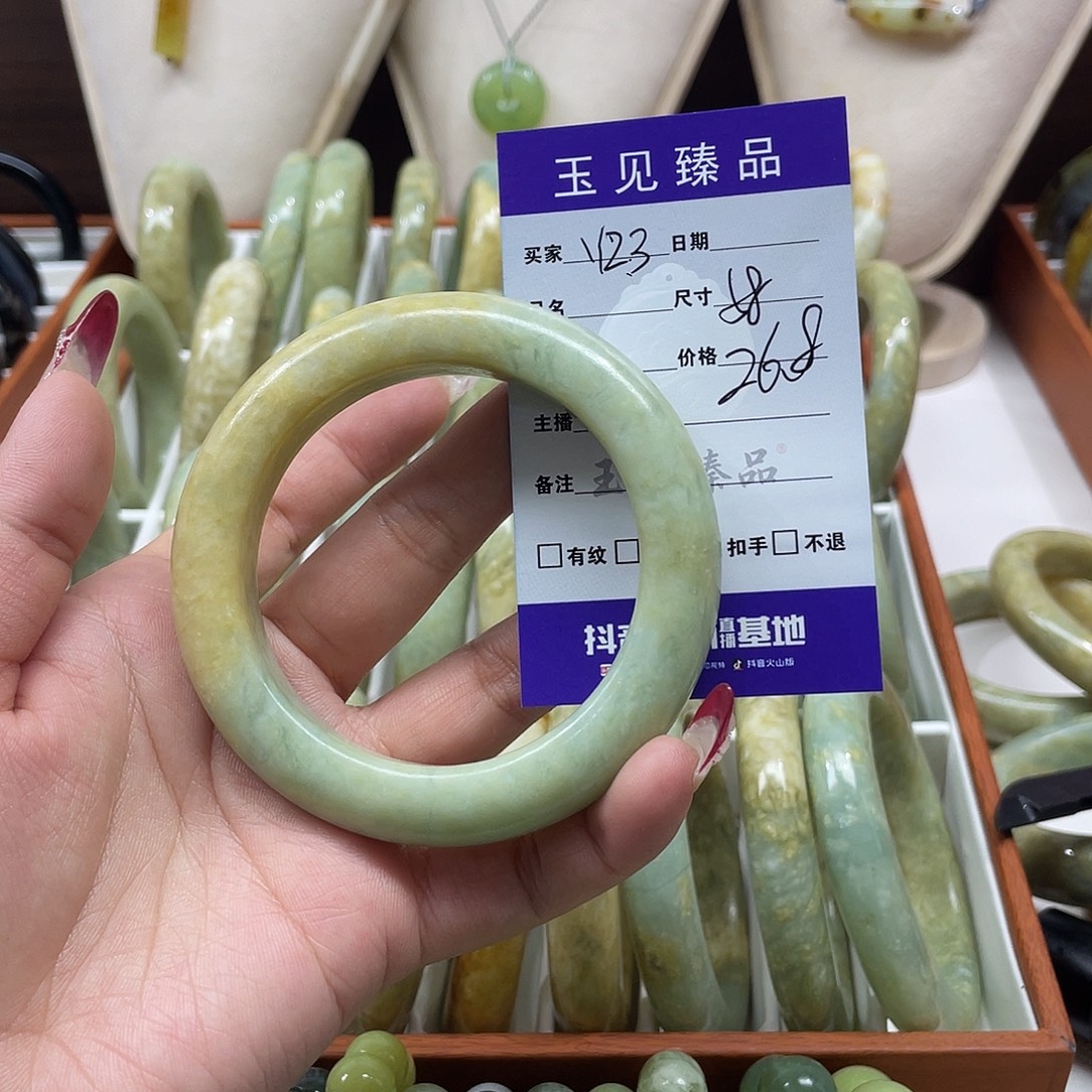 甜****蛇纹石玉未镶嵌手镯