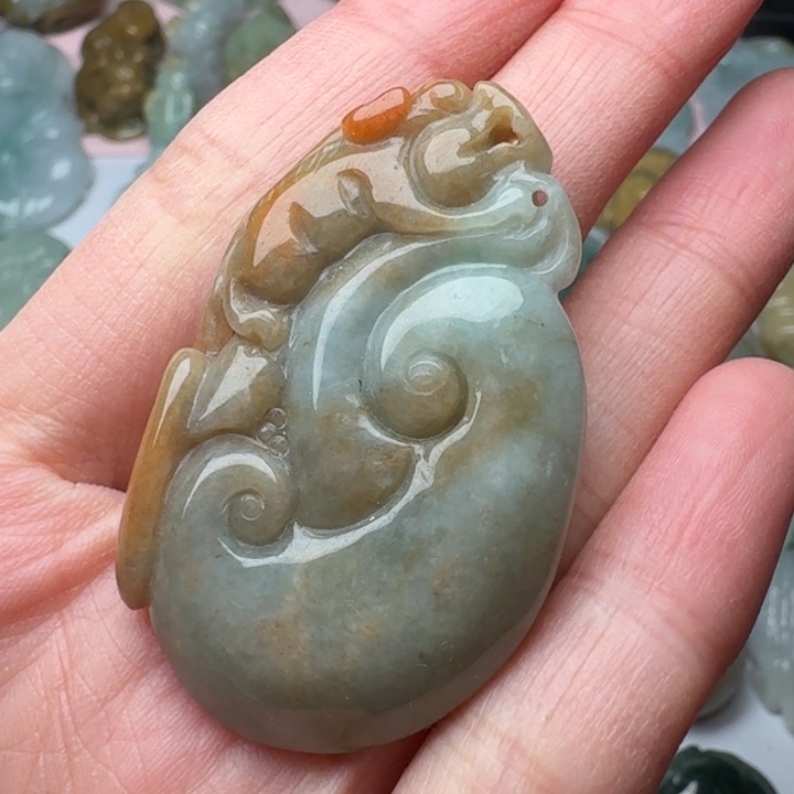 翡翠未镶嵌颈饰如意貔貅