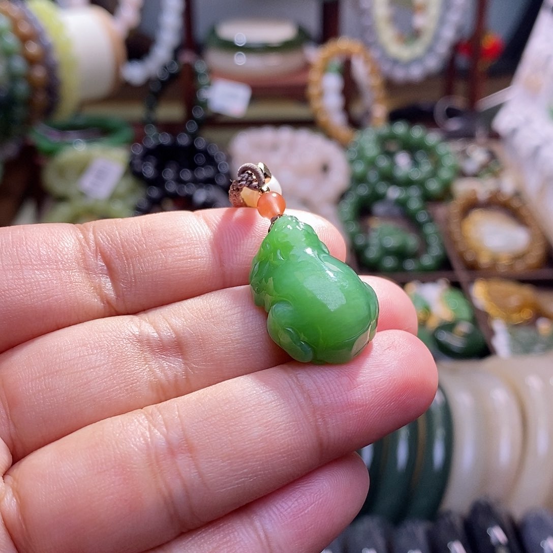 和田玉未镶嵌收藏级碧玉老矿料高冰辣绿猫眼貔貅吊坠