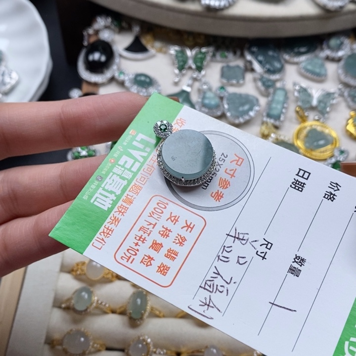 翡翠颈饰未镶嵌翡翠