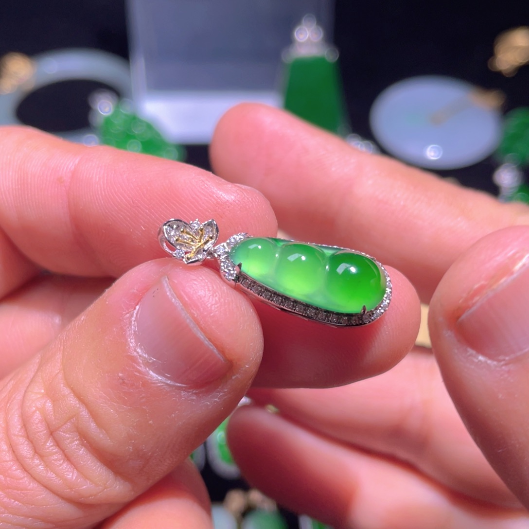 翡翠颈饰18K金镶嵌翡翠