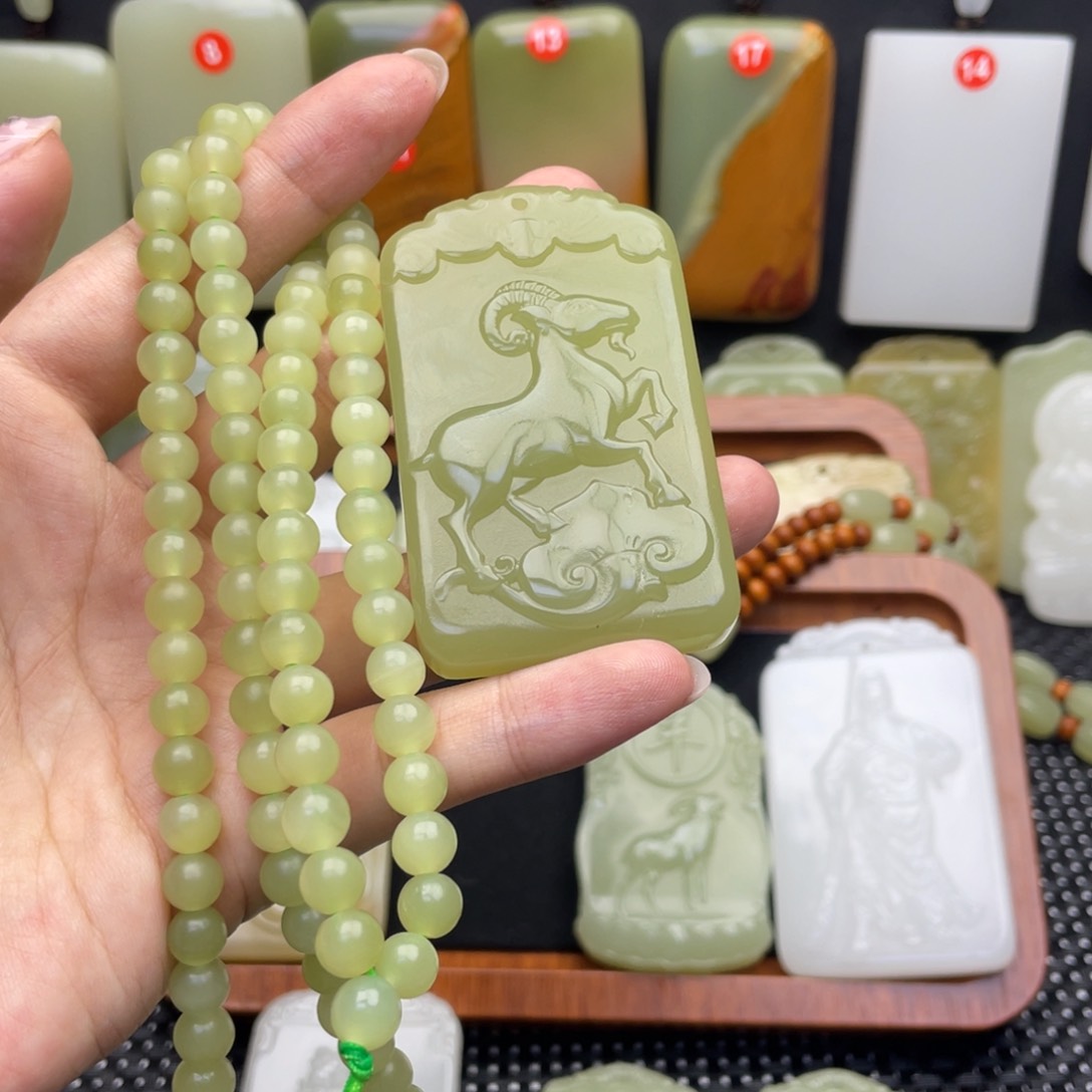 坚****撑昆仑山料吊坠挂件