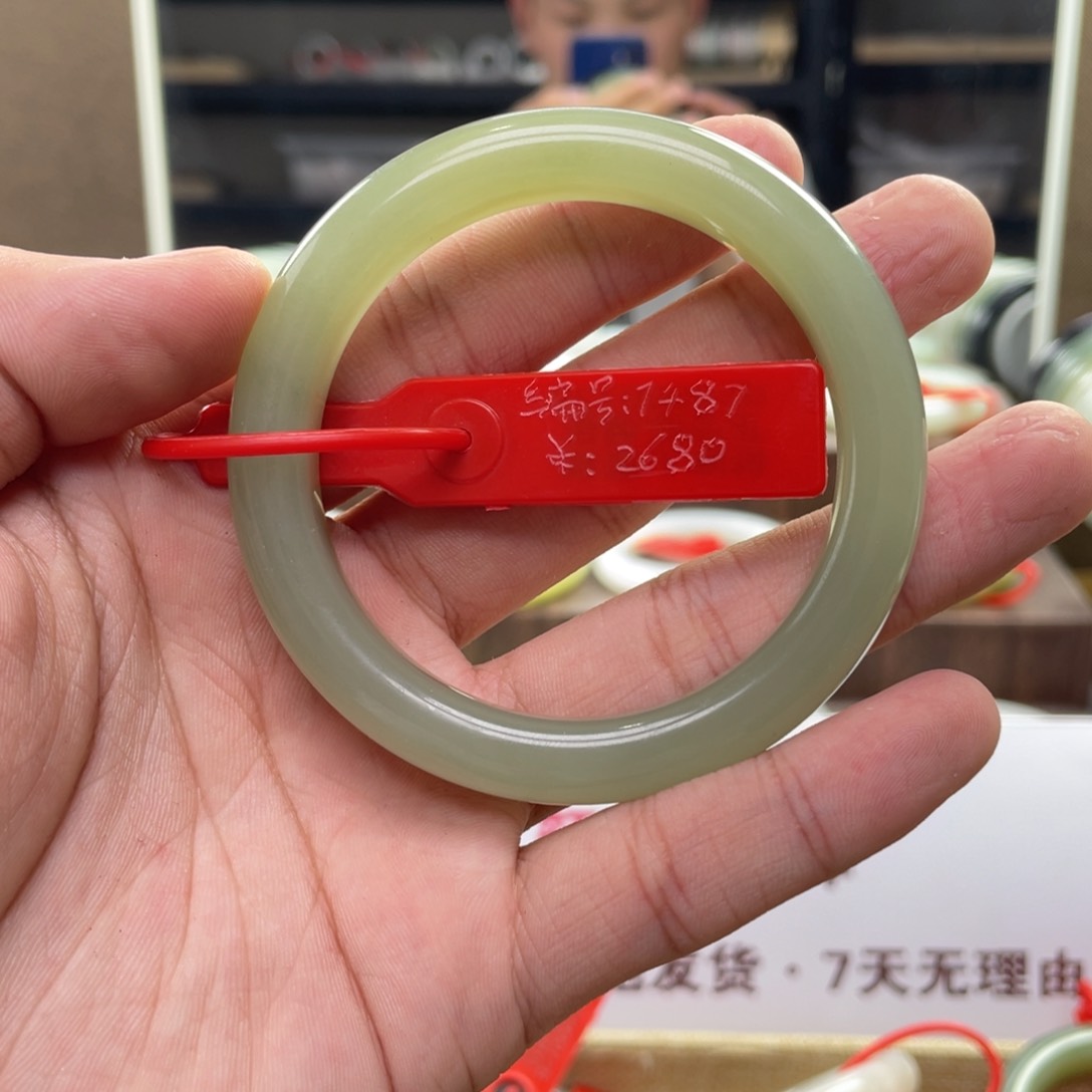 和田玉手镯未镶嵌发****哥7487