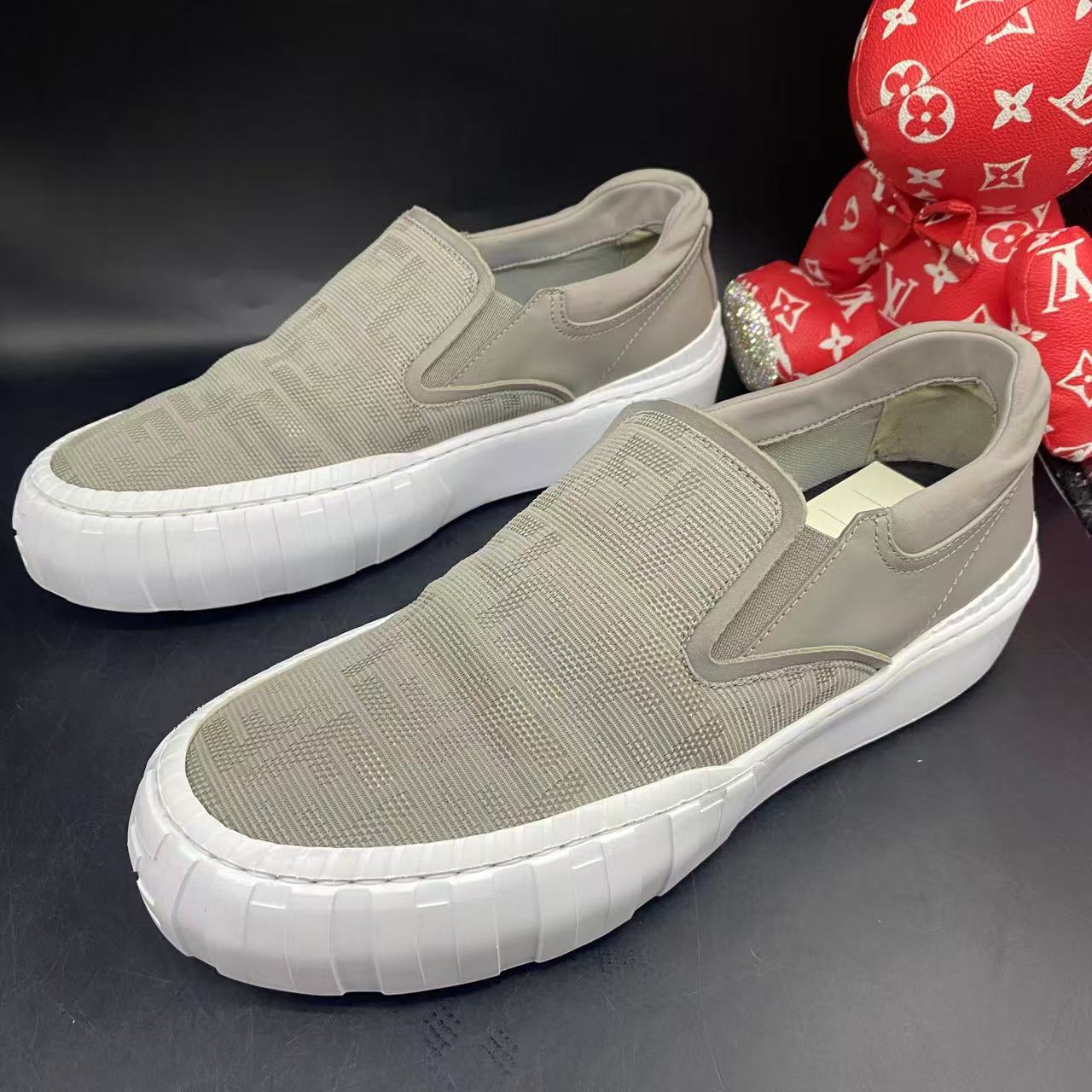 95新 FENDI/芬迪 灰色暗纹老花时尚舒适一脚蹬40欧码ddm2377