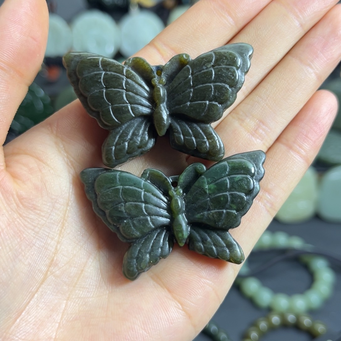 和田玉未镶嵌颈饰有瑕疵