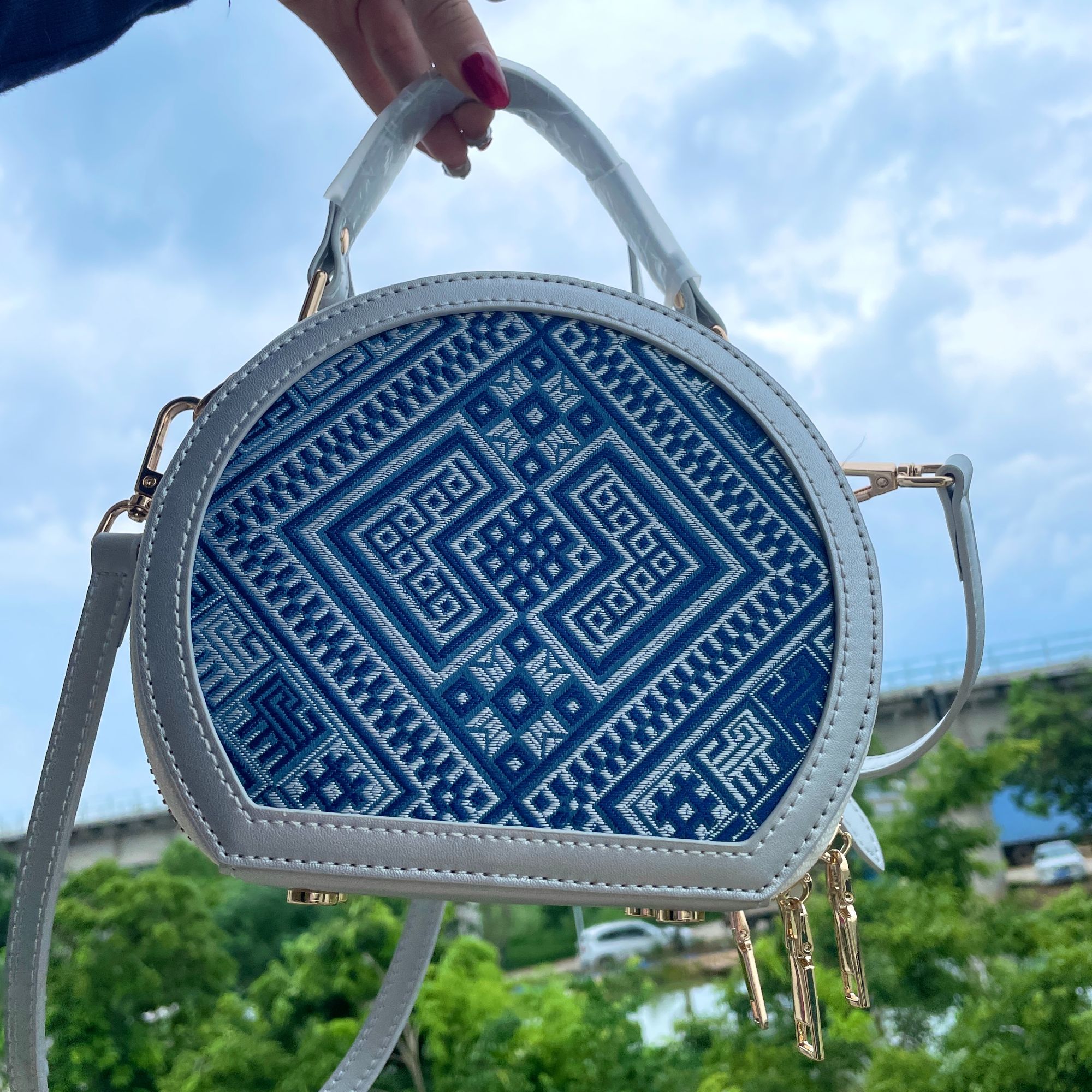 【广西壮锦】圆饼小众休闲蓝色、蓝棕、新款时尚单肩包包百搭小包包