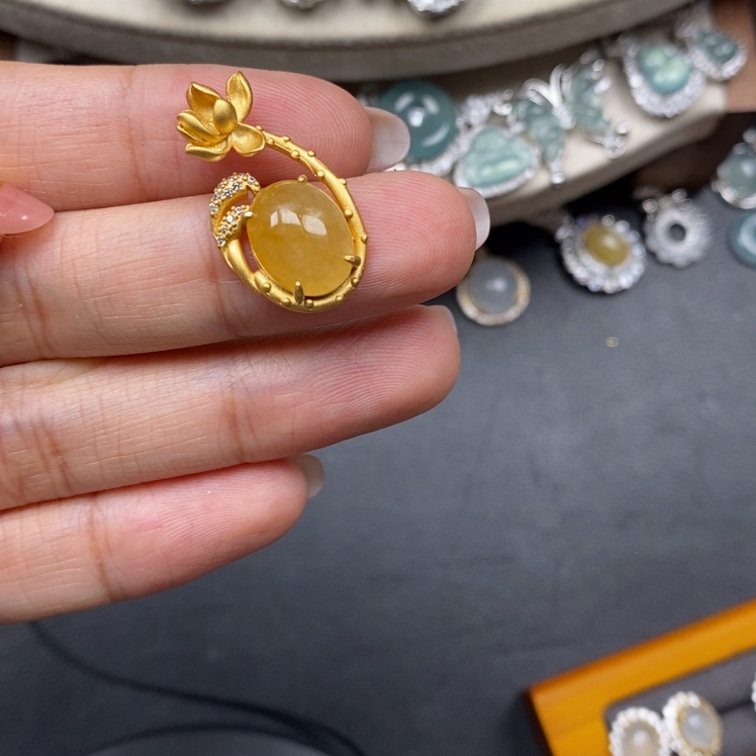 翡翠颈饰未镶嵌翡翠