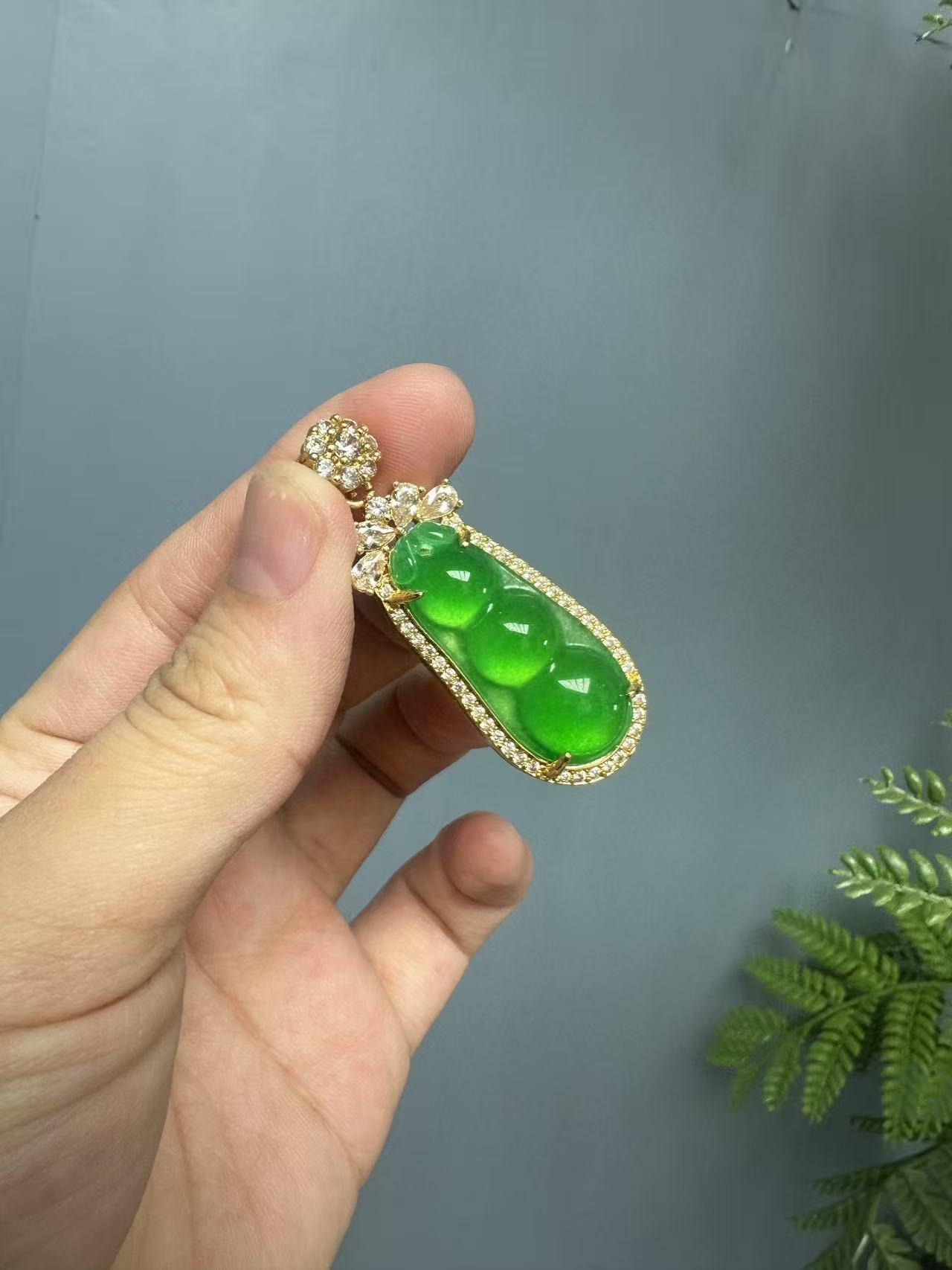 翡翠冰透14k太阳花四季豆吊坠