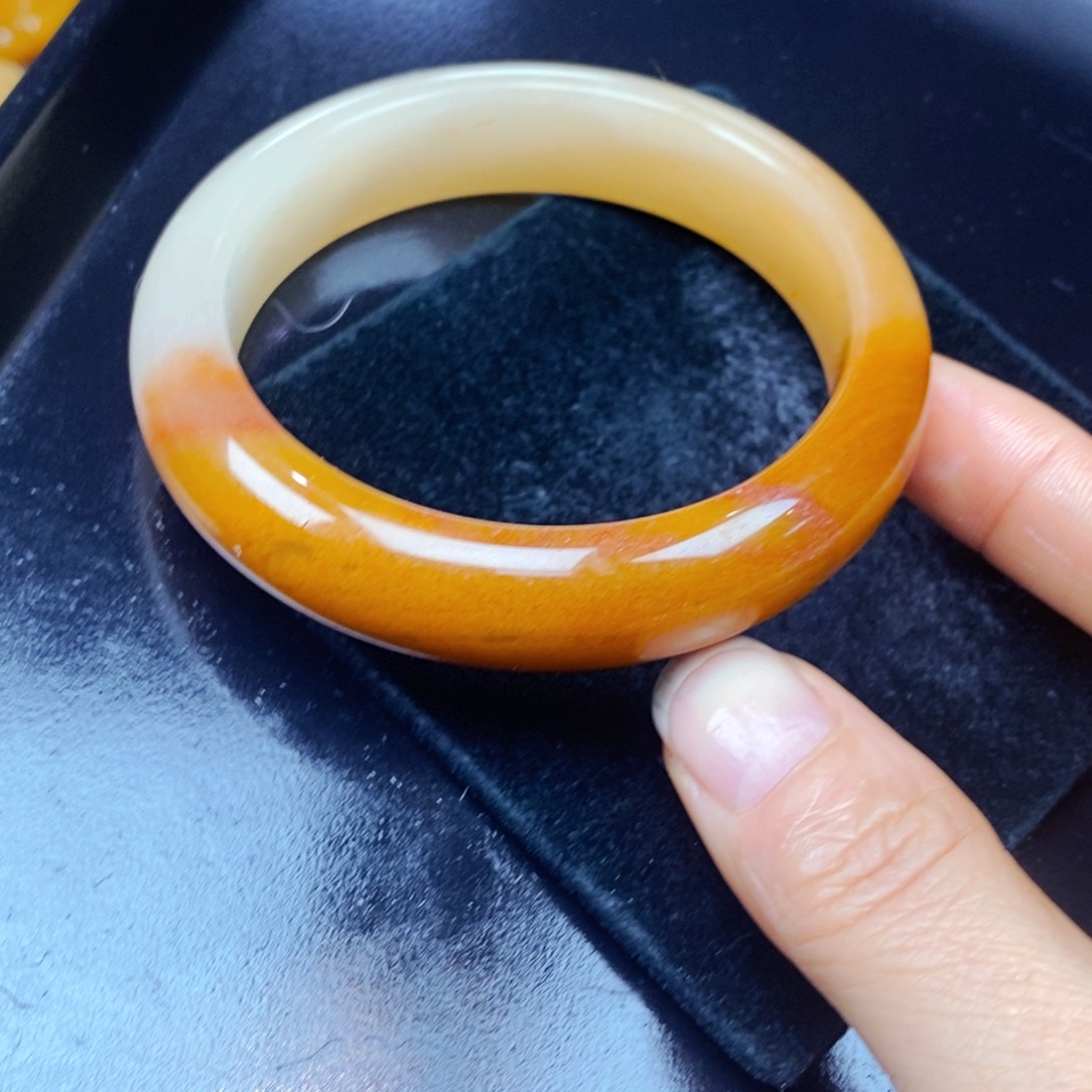 未镶嵌石英质玉（黄龙玉）颈饰