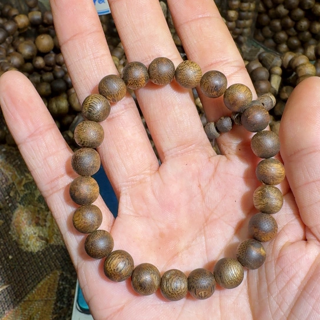 沉香木手串蓝宝石5.6克0.8