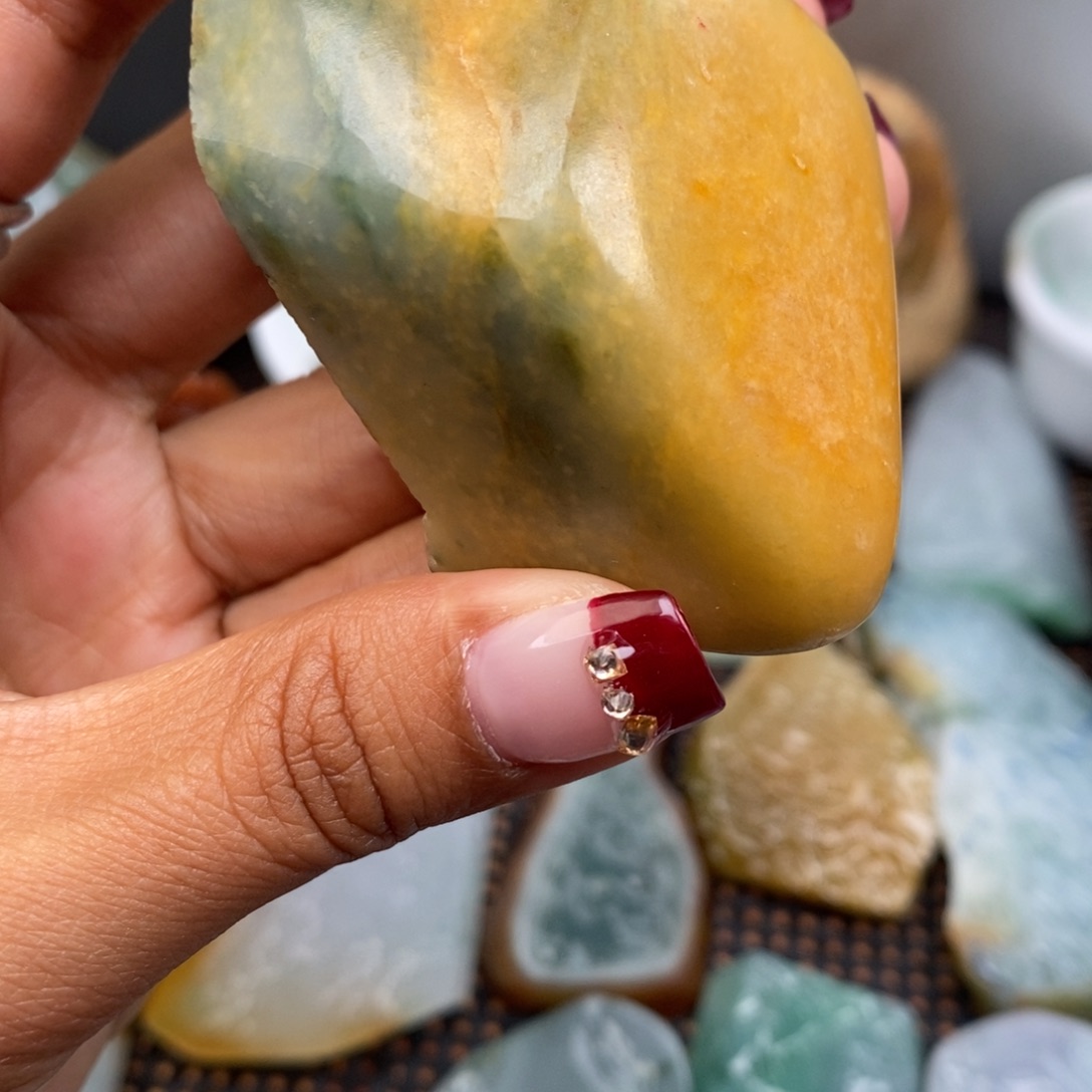 翡翠颈饰未镶嵌翡翠