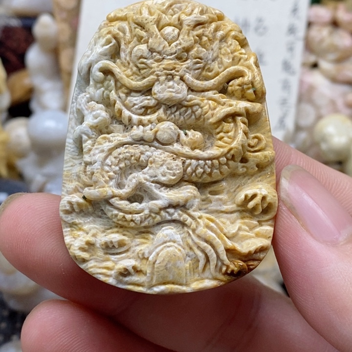 颈饰未镶嵌硅化珊瑚（珊瑚玉）有瑕