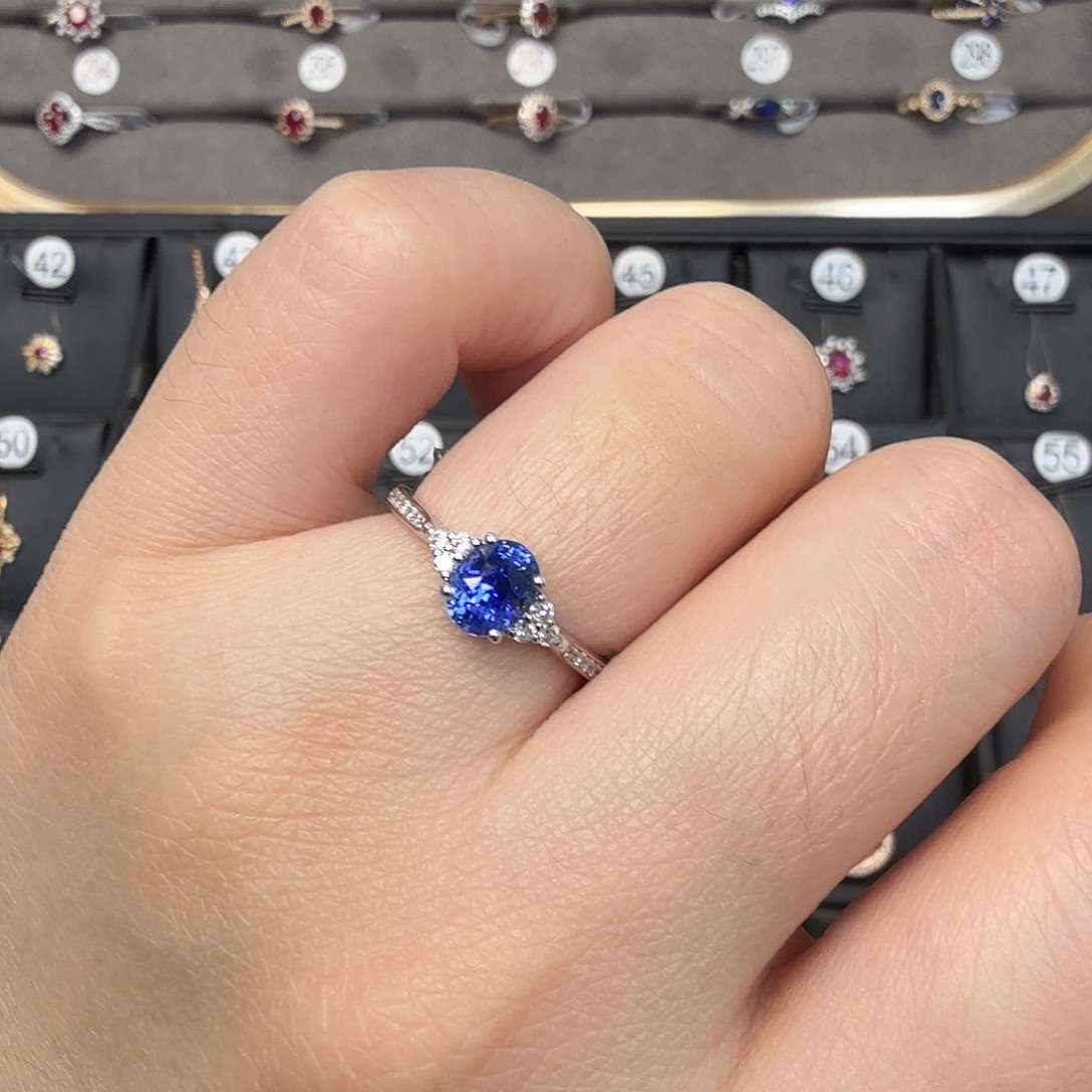 18K金镶嵌蓝宝石戒指高火彩三生石0.9克拉