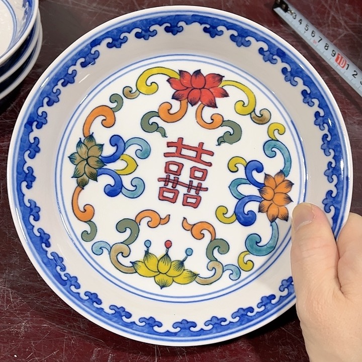 瓷片/////直径19厘米。红。