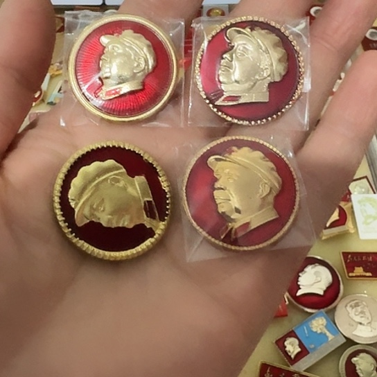 铝和**意圆形红色文字像章