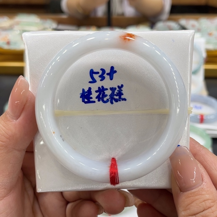 翡翠手镯未镶嵌翡翠