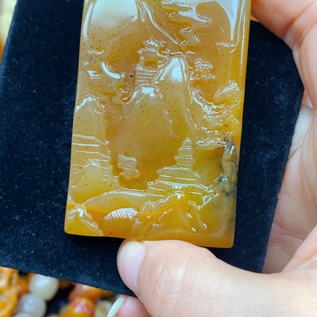 未镶嵌石英质玉（黄龙玉）颈饰