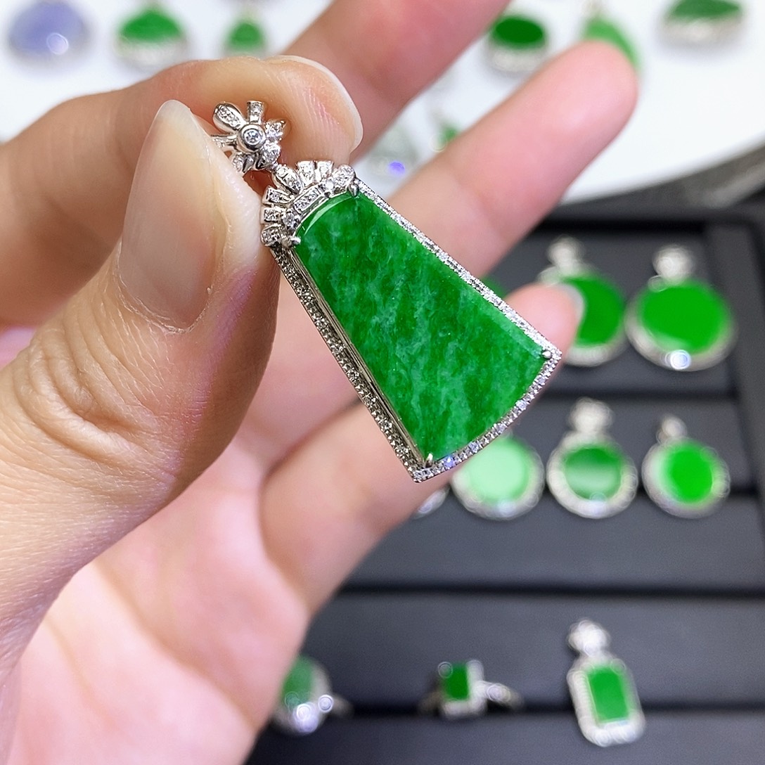 翡翠18K金镶嵌吊坠(不含链)